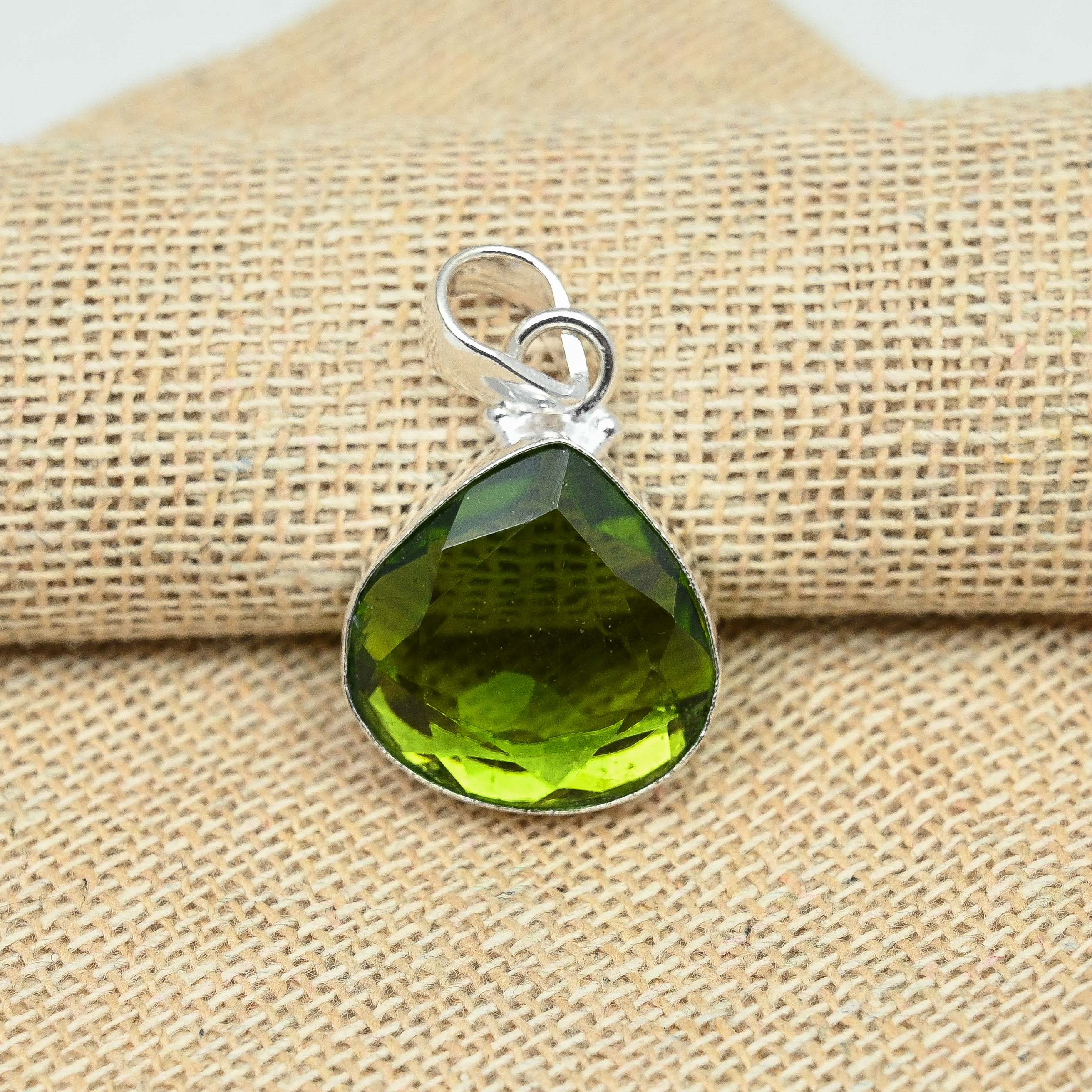Wunderschöner Peridot-Edelstein aus 925er Sterlingsilber, handgefertigter zierlicher Schmuckanhänger für Geschenke