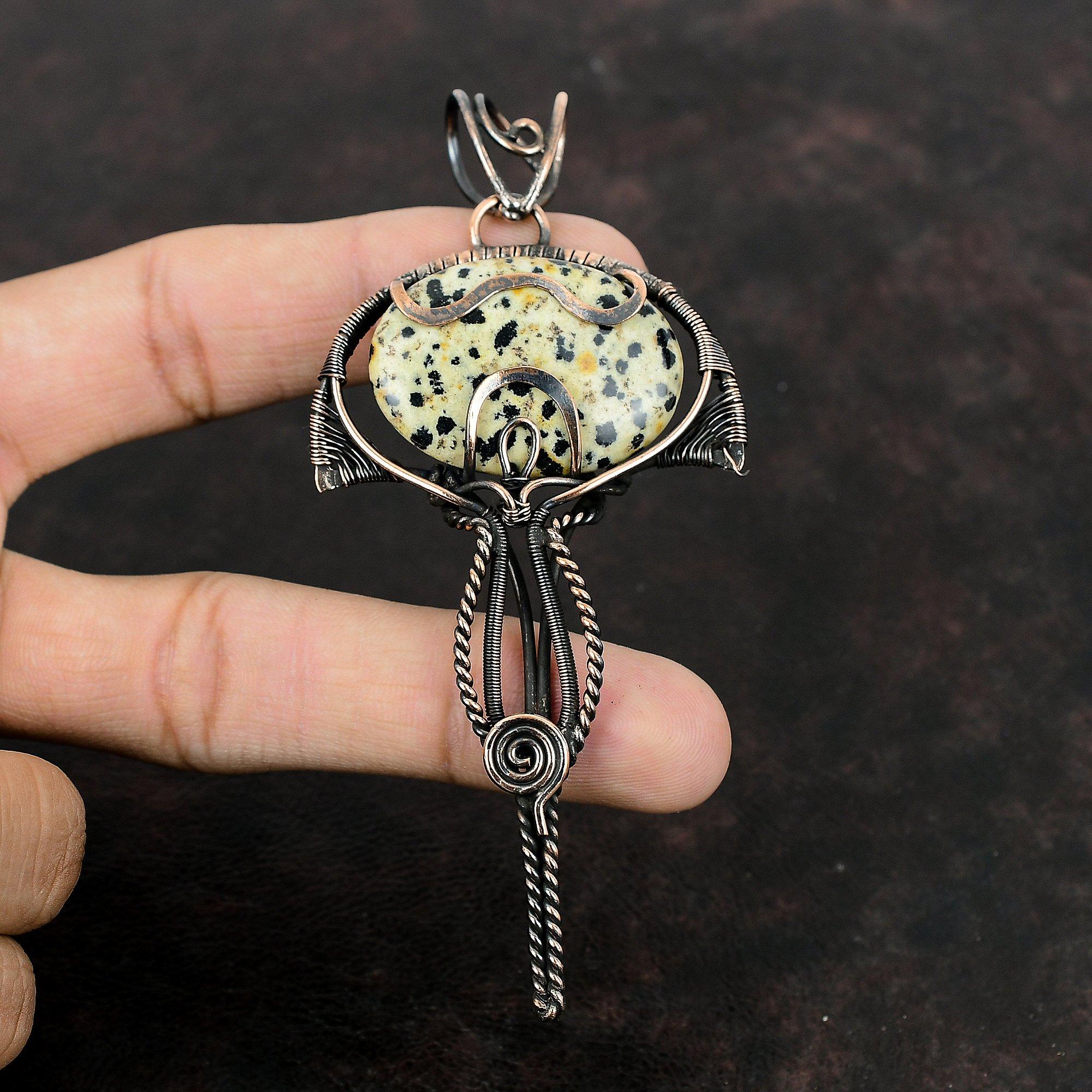 Wisiorek z jaspisu dalmatyńskiego, owinięty drutem miedzianym, ręcznie robiona biżuteria, wisiorek z kamieniem szlachetnym, niesamowita miedziana biżuteria, elegancki wisiorek, prezent dla kobiet