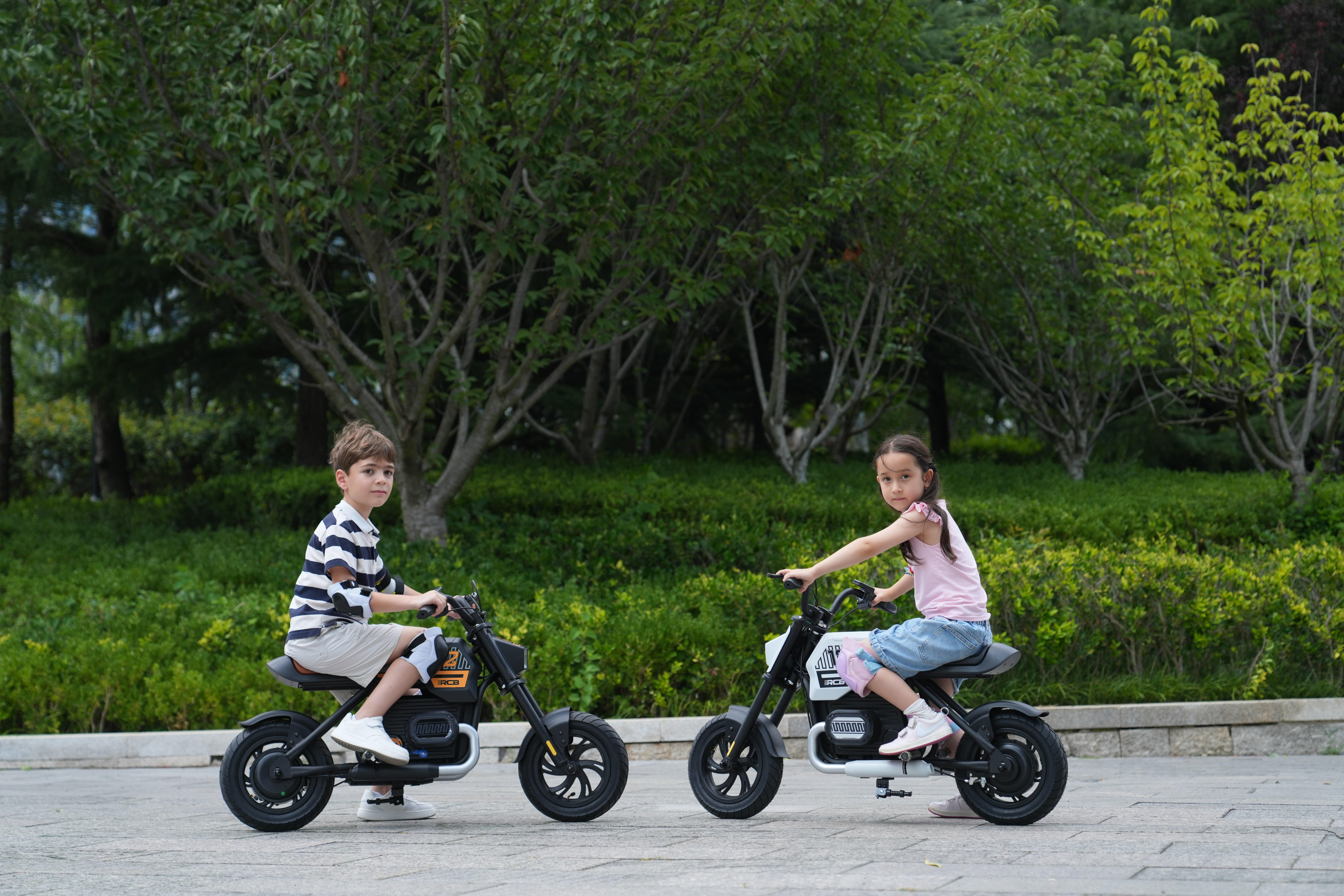 Moto Électrique Enfant - RCB - R9 - 200W - 12 Pouces - 25 km/h - Lumières Ambiantes