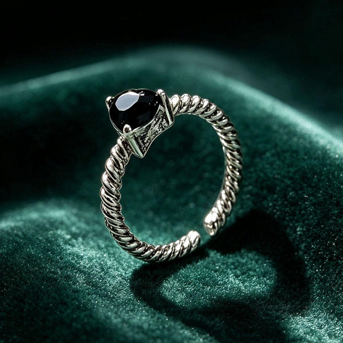 Black Heart Twisted Ring for Women, New Style Daily Trend Minimalist Design Temperament Versatile Fashion Personality Cold Style