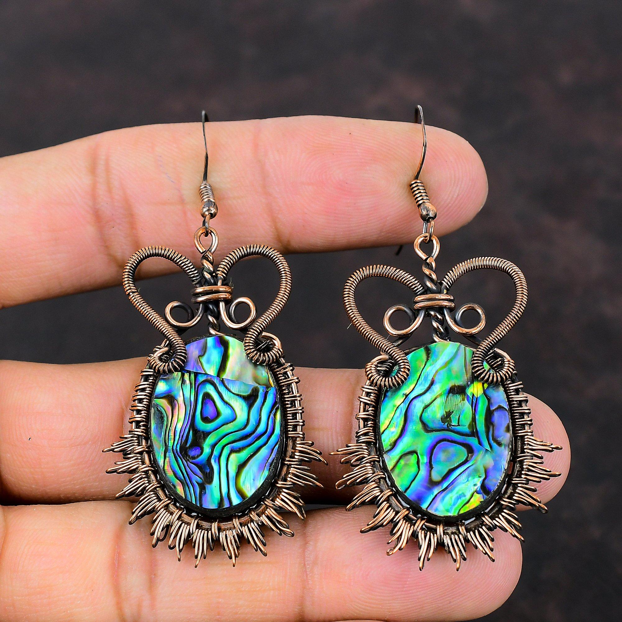 Brinco de pedra preciosa de concha de abalone Brincos de fio de cobre envoltos em concha de abalone feitos à mão Joia de presente para ela Brinco pendurado Joia de cobre delicada