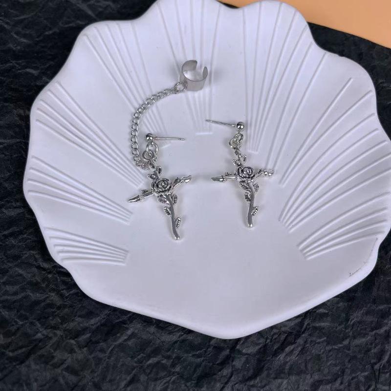 Retro Asymmetrie Rose Kreuz Ohrringe Piercing Ein Loch Ohrclip Schmuckzubehör Geschenk für Frauen Männer