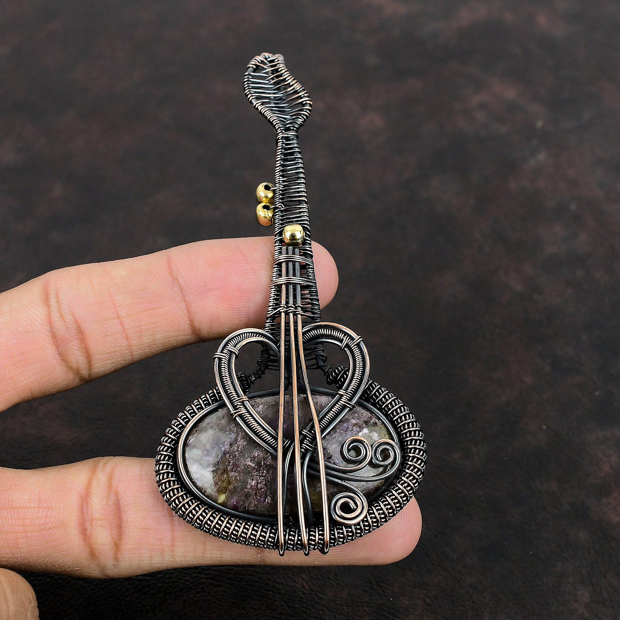 Colgante de Charoíta Colgante Envuelto en Alambre de Cobre Joyería Hecha a Mano Colgante de Piedra Preciosa Joyería Envuelta en Alambre de Cobre Colgante de Guitarra Regalo Especial para Mujer