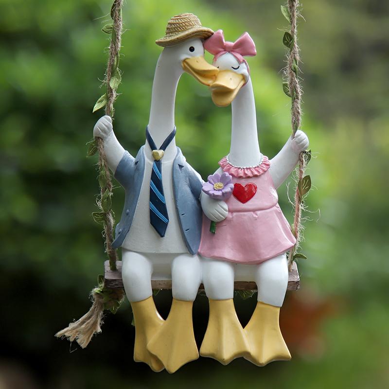Couple Duck Swing Garden Statues Outdoor Fence Decor Cute Resin Figurine Funny Lovers Sculpture for Home Office