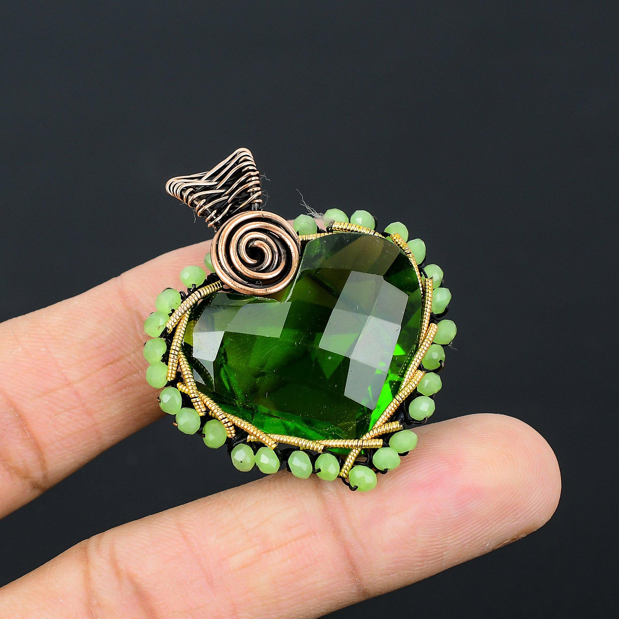 Herzform Peridot Edelstein Handgefertigter Kupferdraht Wickelschmuck Bezaubernder Anhänger