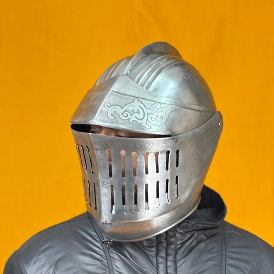Dark Soul Unisex Warrior Steel Helmet Elegant Medieval Armor for LARP, Cosplay Reenactments Handcrafted