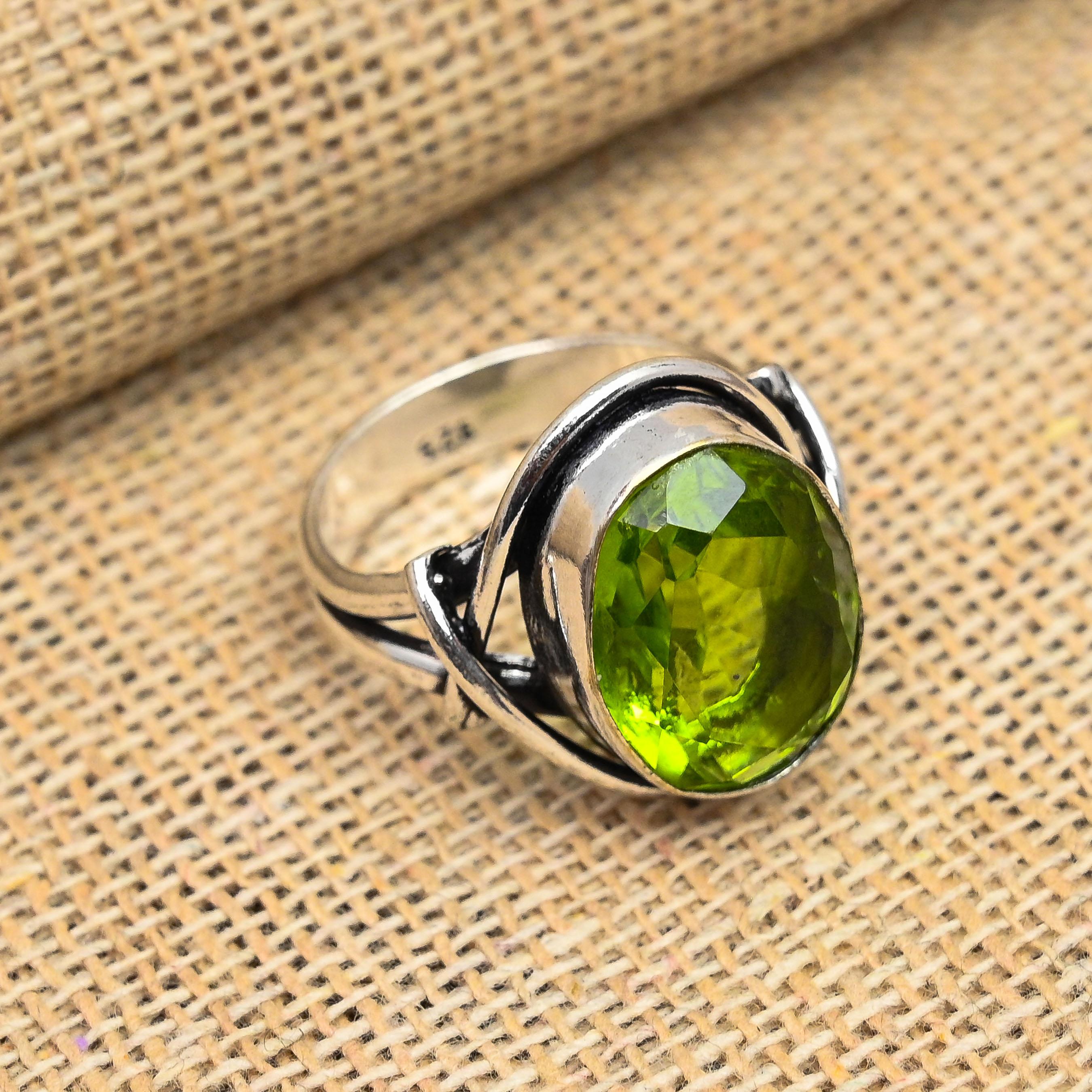 Bezaubernder handgefertigter Schmuckring aus 925er Sterlingsilber mit Peridot-Edelstein für Frauen