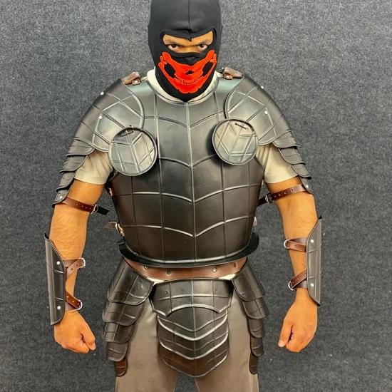 Mittelalterlicher Dark Drake-Ritter in voller Rüstung, Ganzkörper-Ritter-Cosplay-LARP-Kostüm mit Kürass, Schulterstücken und Beinschienen.