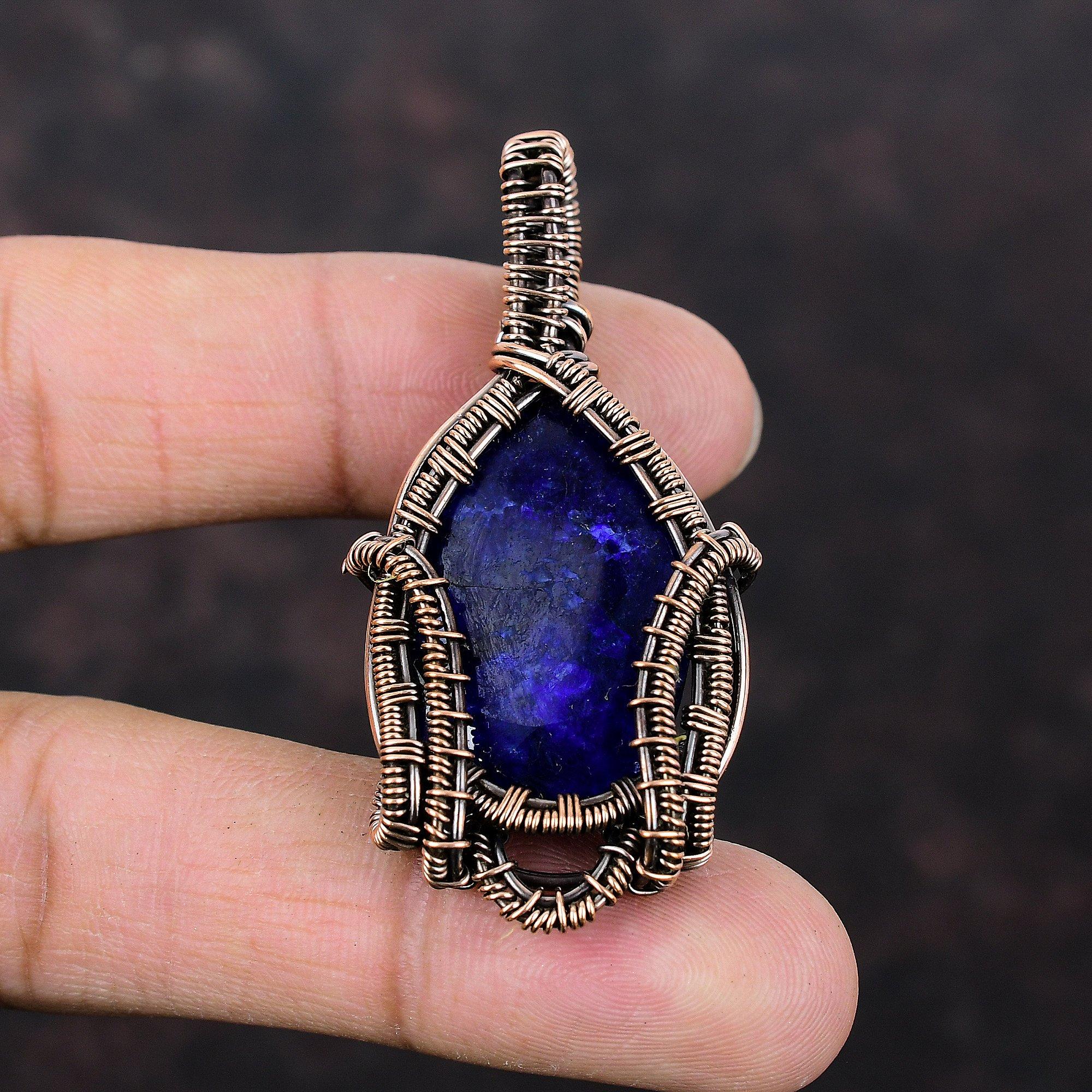 Fasetowany wisiorek z niebieskim szafirem, owinięty drutem miedzianym, wisiorek z kamieniem szlachetnym, miedziana biżuteria, niesamowity wisiorek, ręcznie robiony, zupełnie nowy wisiorek, prezent dla matki