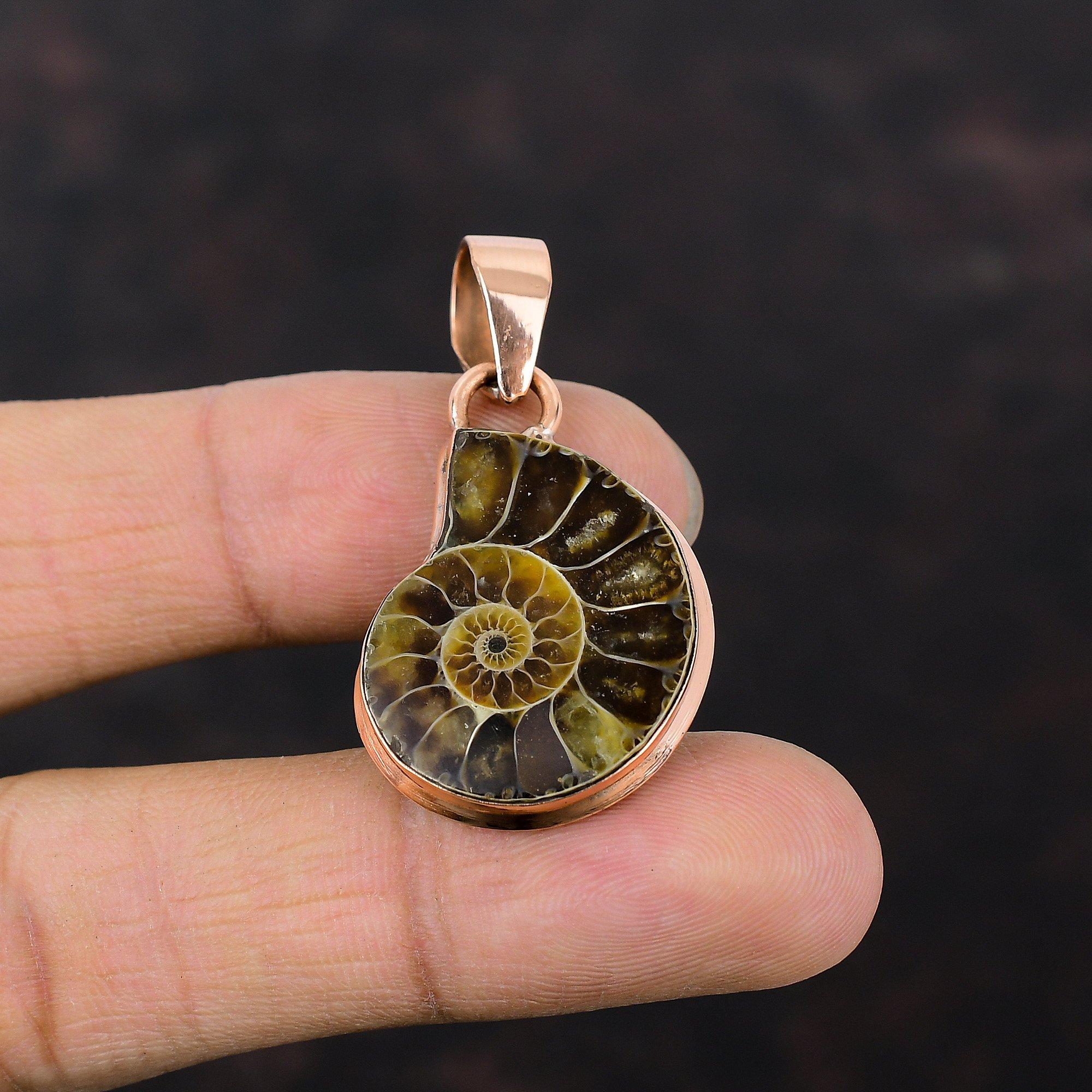 Přívěsek s fosilií amonita, měděný přívěsek, drahokam, měděné šperky, ručně vyrobený přívěsek, šperky s fosilií amonita, dárek pro ženy, přívěsek s léčivým kamenem