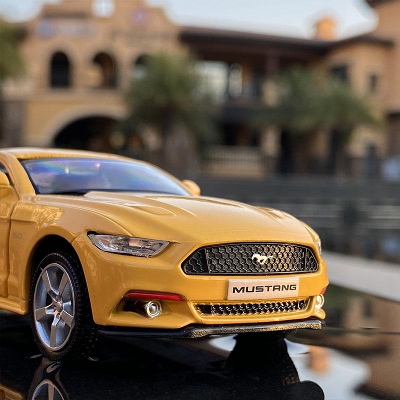 Ford Mustang GT 2015 Supersportwagen Simulation Diecasts & Spielzeugfahrzeuge Rückzugsantrieb & Türen öffnen RMZ city 1:36 Legierungs-Sammlermodellauto