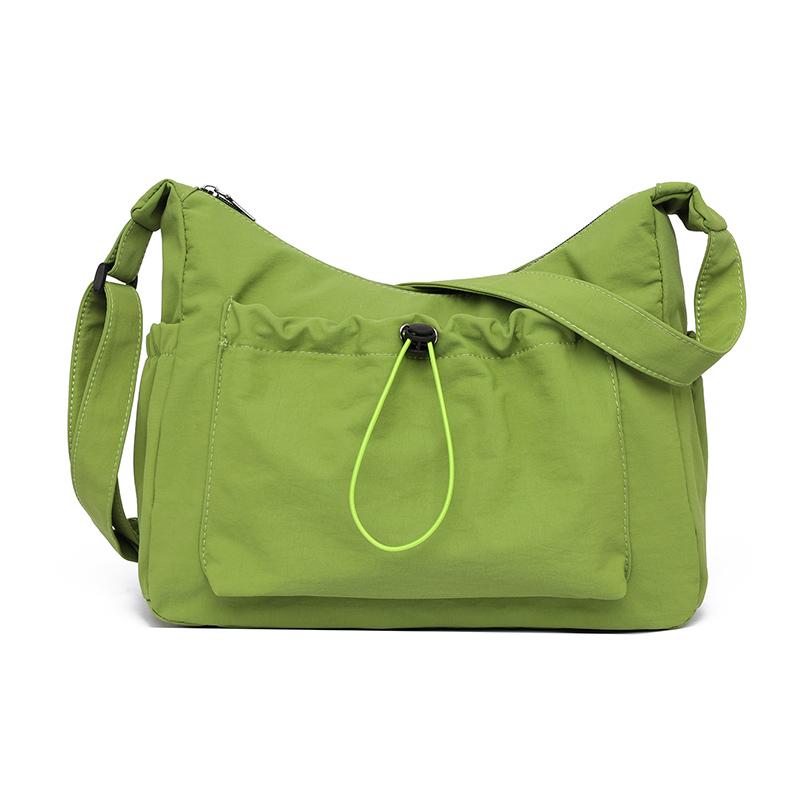 Stilvolle Damen Crossbody-Tasche mit Zugband Modische Umhängetasche mit sicherem Reißverschluss & dekorativem Anhänger