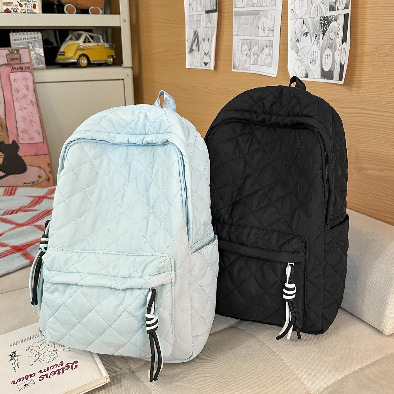 Lightweight Quilted Backpack Casual Fashion Daily Bag Large Capacity School Bag for Students Minimalist Design Commute Travel with Functional Pockets