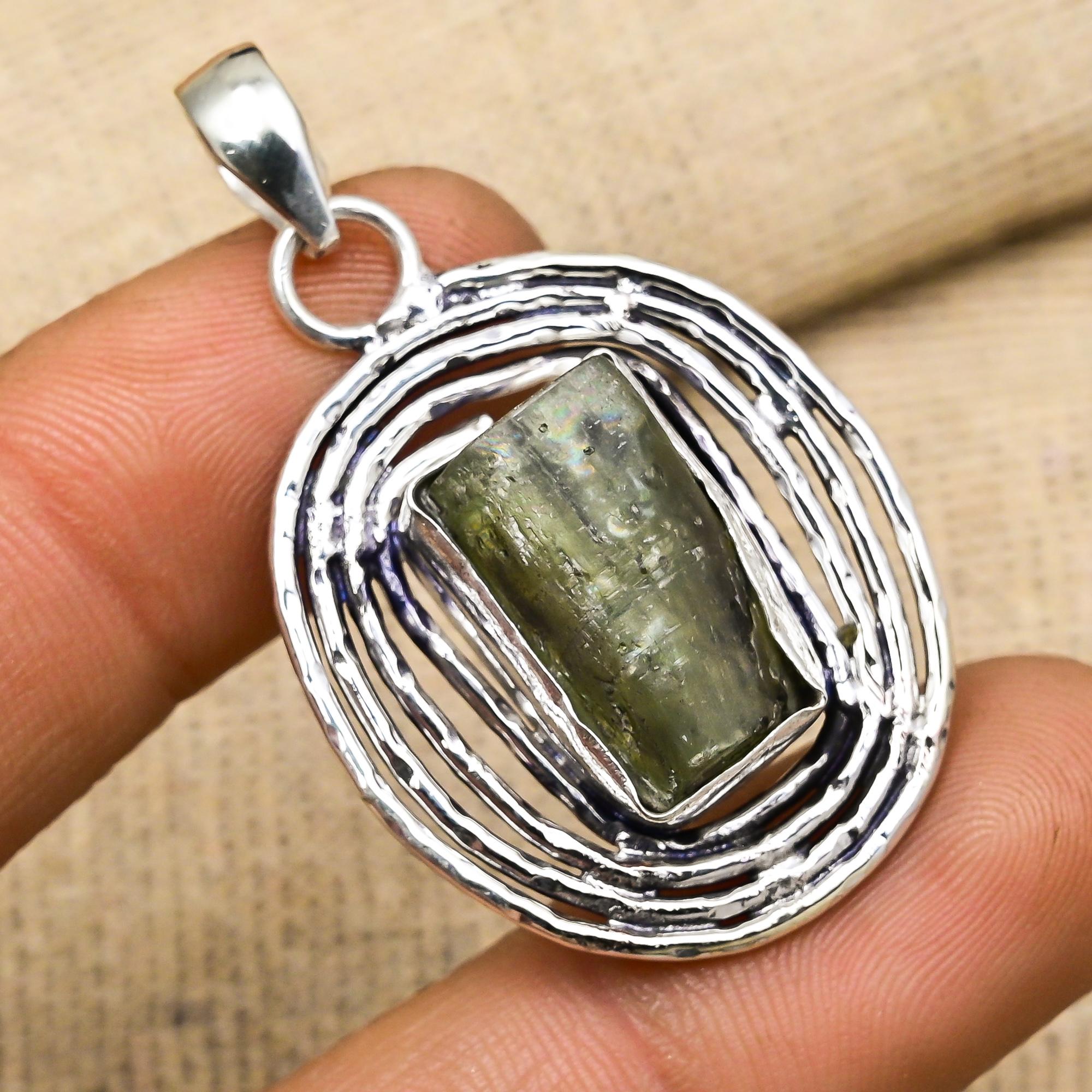 Rå Prehnit Ädelsten 925 Sterling Silver Handgjort Hänge För Bröllopspresent