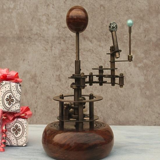25,4 cm großes Orrery-Modell des Sonnensystems. Ein perfektes Valentinstagsgeschenk und eine luxuriöse Wohndekoration aus Hartholz und Messing.