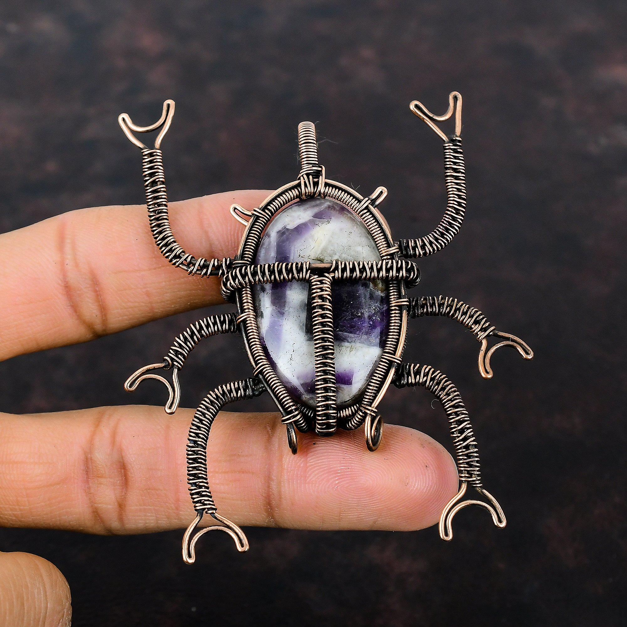 Prívesok ametyst chevron Medený drôtom obalené prívesky Ručne vyrobený prívesok chrobáka Drôtom obalené šperky Darček k výročiu Drahokam Medené šperky