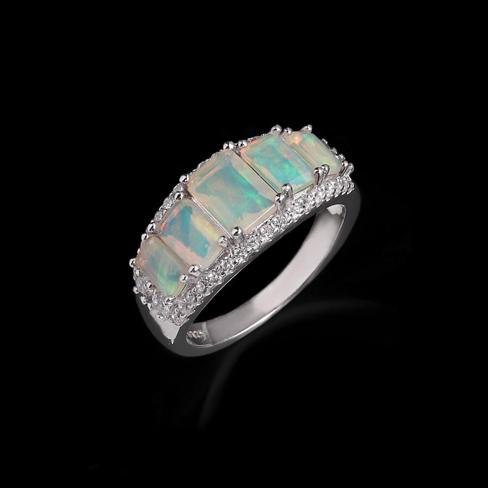 Schlichter Ring aus 925er Sterlingsilber mit natürlichem, achteckigem Opal – ein edler Schmuck für Damen, ideal als Geschenk zu festlichen Anlässen oder Hochzeiten.
