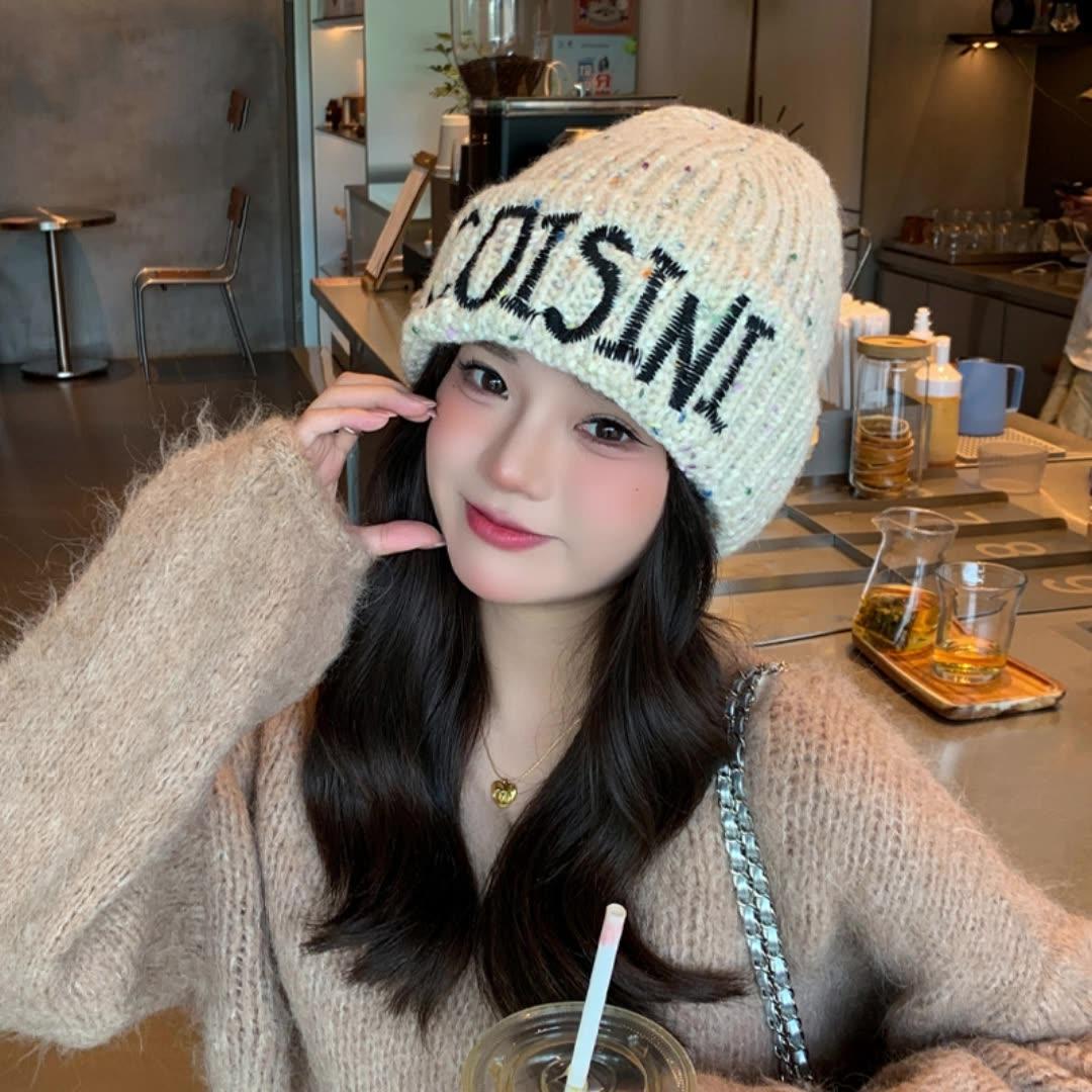 Damen Wintermütze mit Ohrenschützer, warm, dick, mit Stickerei, Buchstaben, Strickmütze, süße süße Mütze