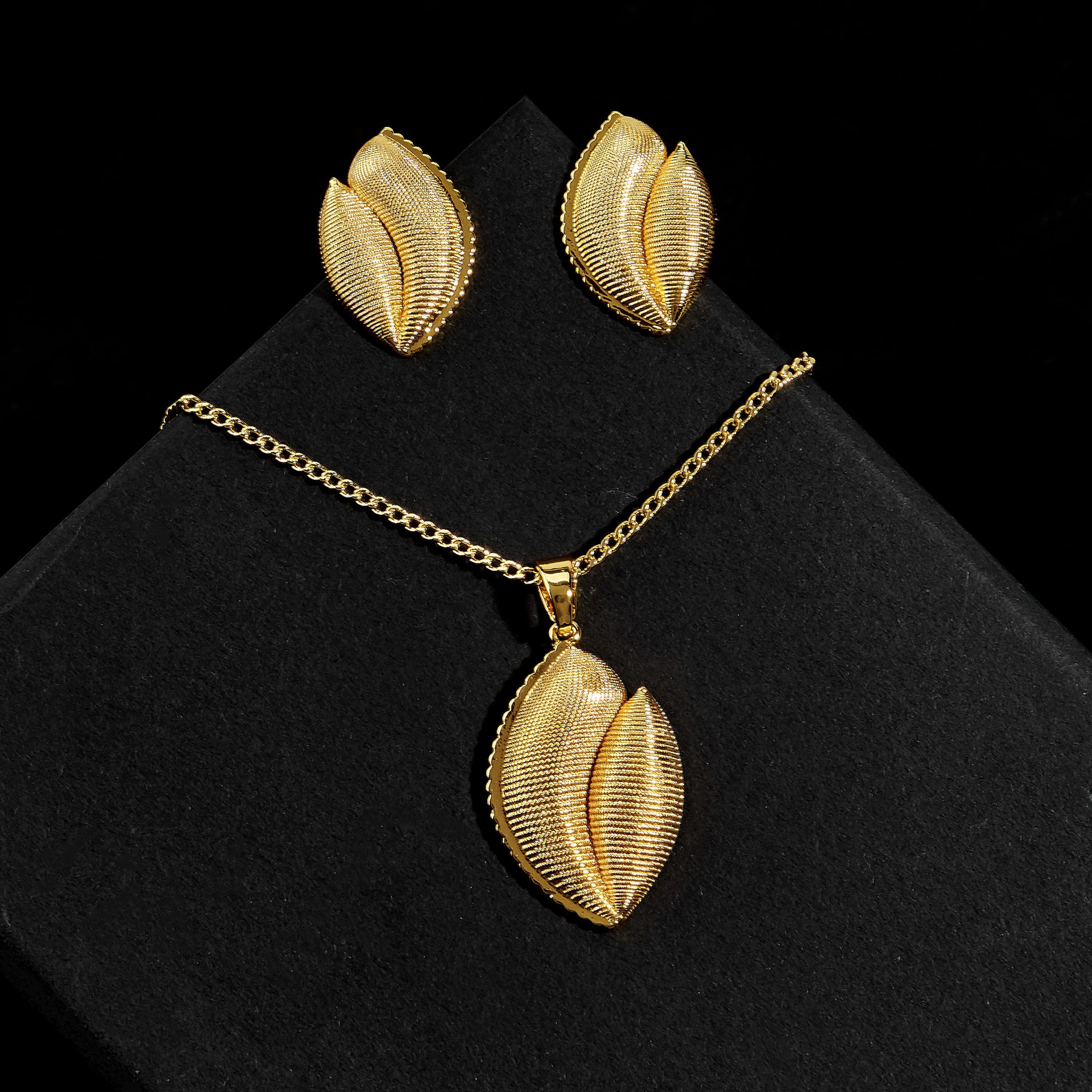 CMM Golden Leaf Jewelry Set Pendant Necklace Stud Earrings Elegant Textured Design Perfect for Women's Daily Party Wear