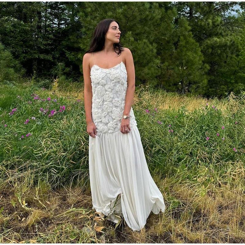 Dámské šifonové šaty Elegantní bílé bez zad Šaty na ramínka s 3D květinami Plisované A-linie Patchworkový design Letní plážová dovolená Župan Večerní šaty Vestidos