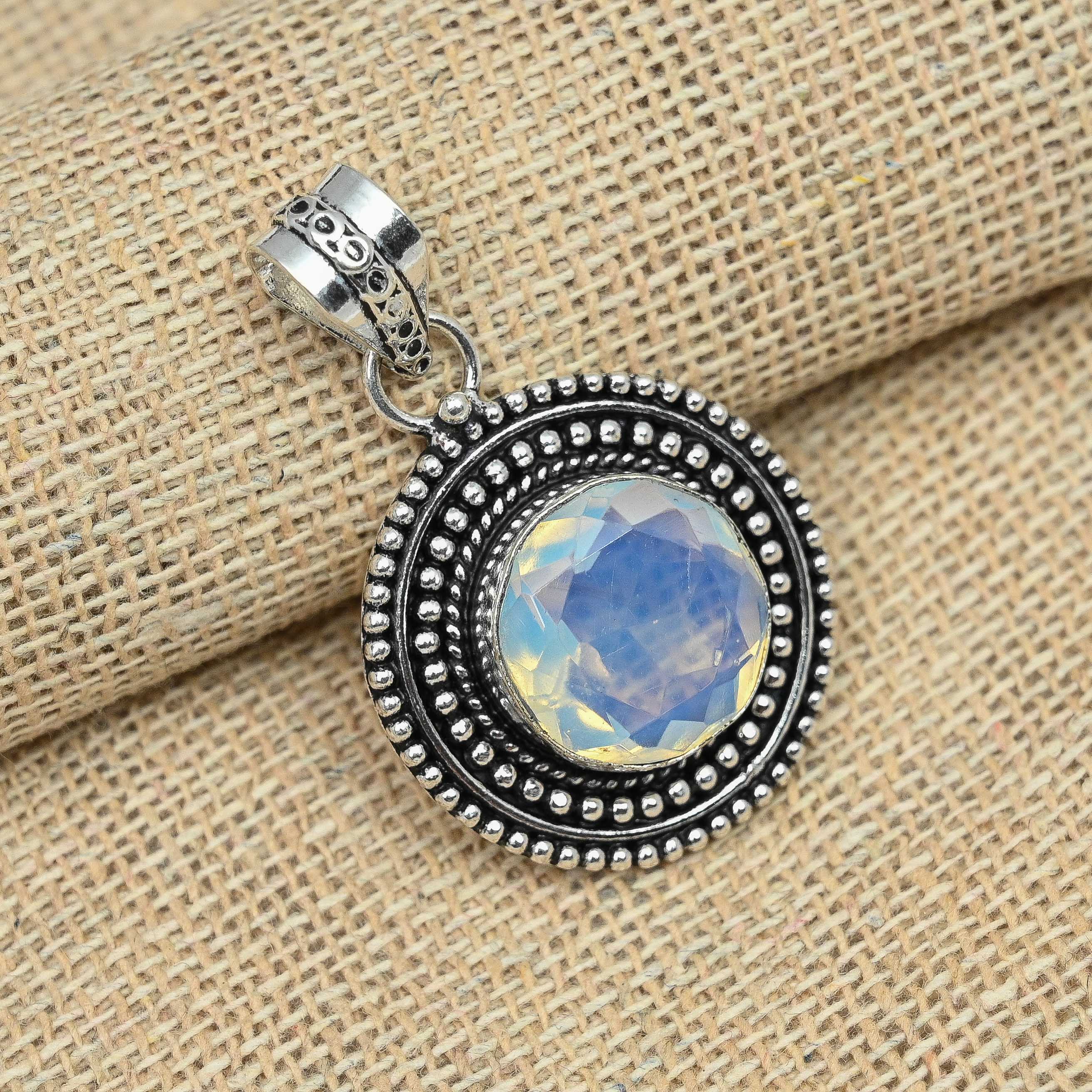 Bezaubernder milchiger Opal-Edelstein aus 925er Sterlingsilber, Hochzeitsgeschenk für Anhängerschmuck