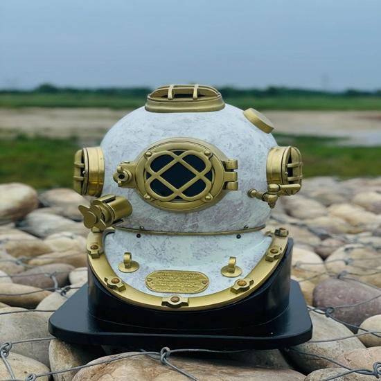 45.72 cm White Diving Helmet Mark V US Navy Diving Divers Helmet with Wooden Base Nautical Maritime Decor Best Gift