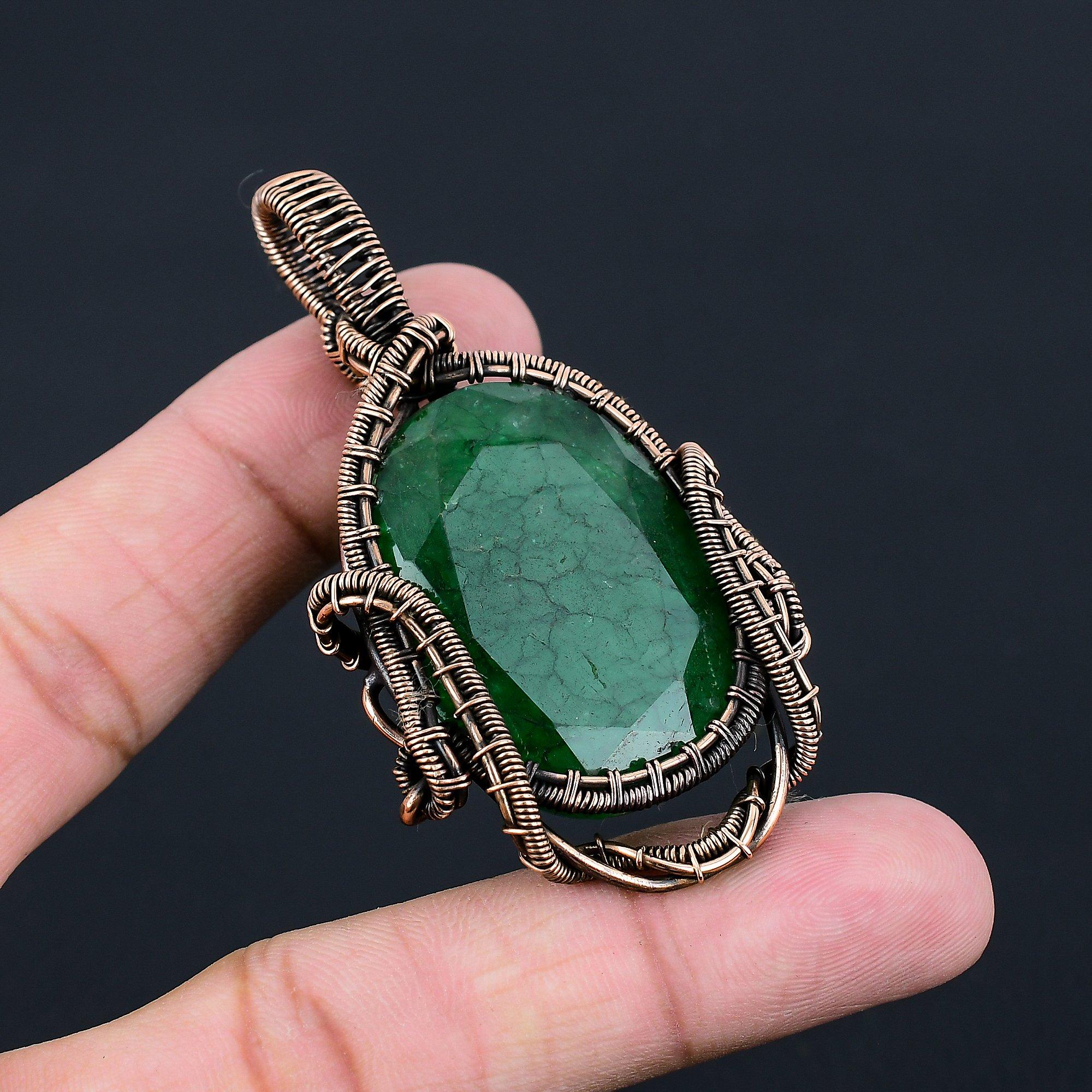 Pietre prețioase de smarald create în laborator, bijuterii din sârmă de cupru pur înfășurate manual