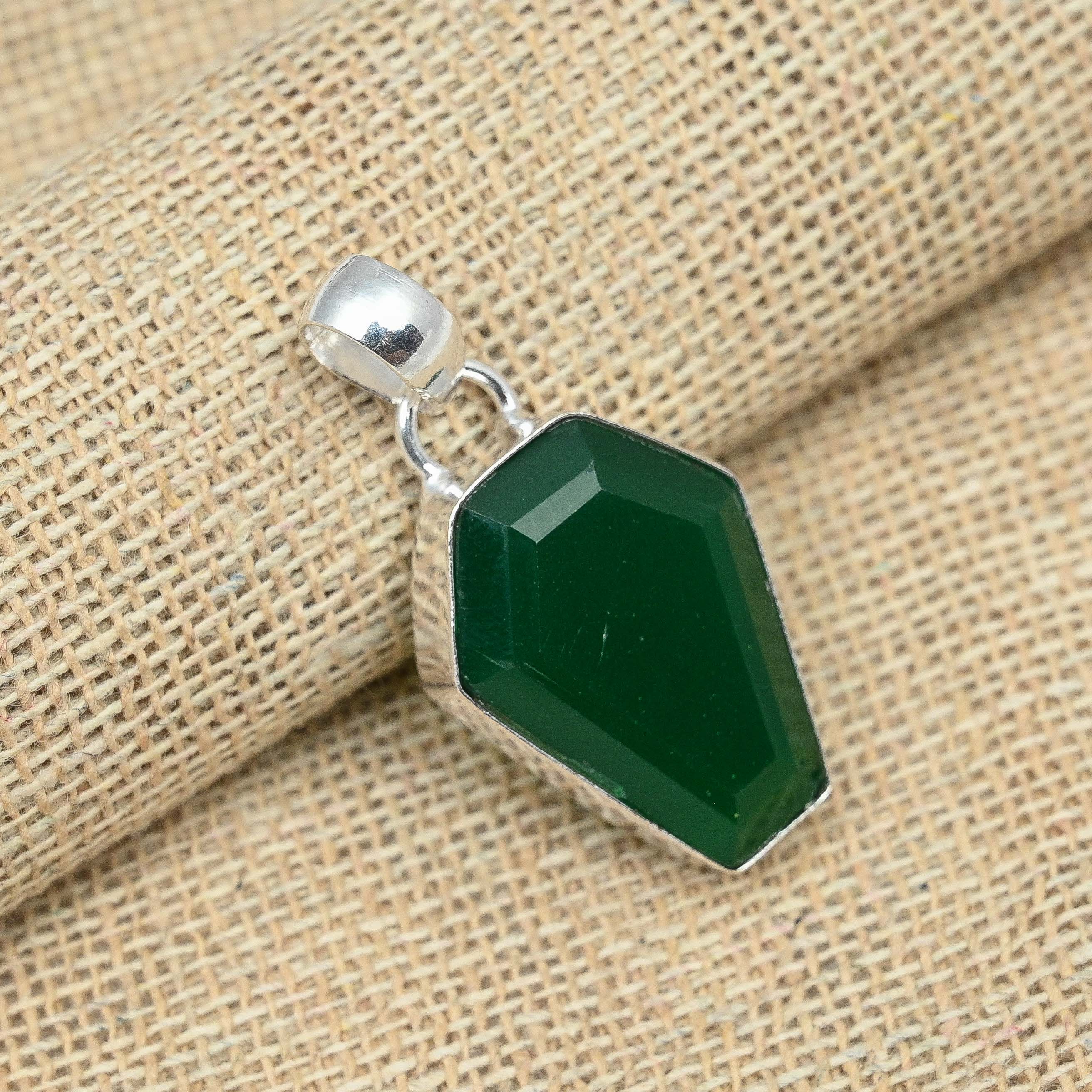 Pandantiv cu design sicriu lucrat manual din argint 925 cu piatră prețioasă onix verde