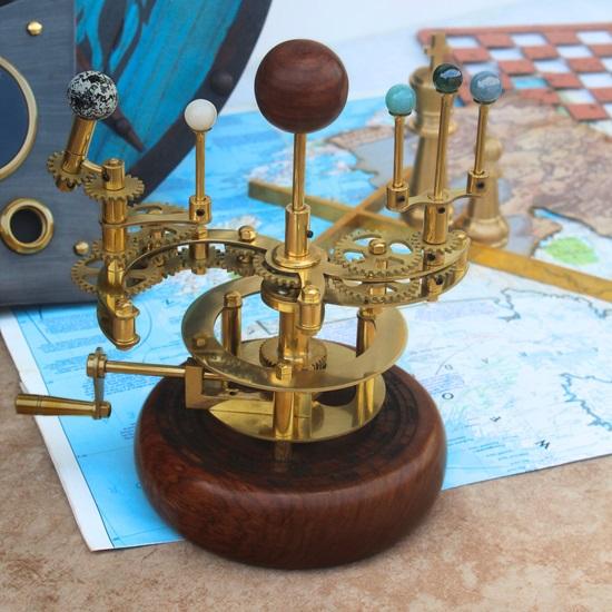 25,4 cm großes Orrery aus Messing, ein luxuriöses Kunstwerk für Bücherregale, ein funktionales Modell des Sonnensystems mit Planeten
