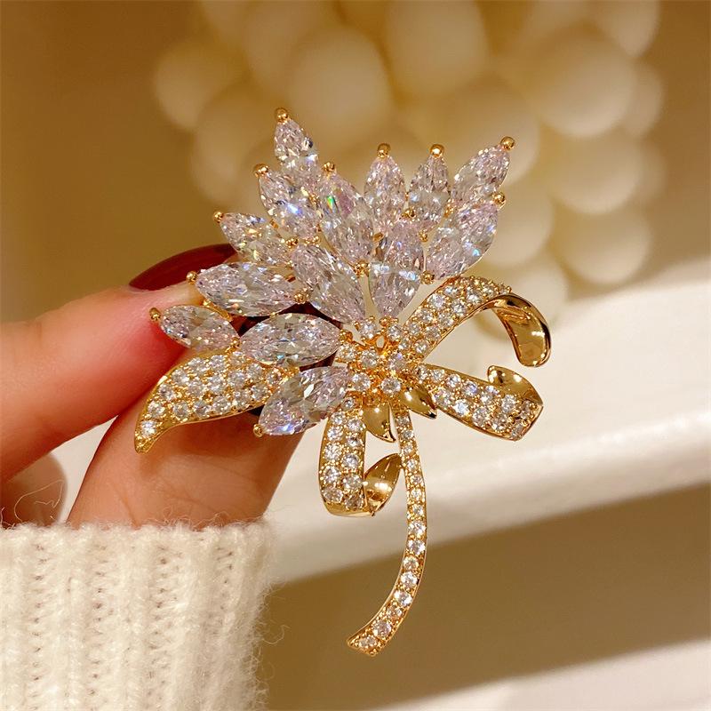 Full Diamond Zircon Maple Leaf Brooch, Brooch, Elegant and Versatile Bow Leaf Suit Jacket Clip