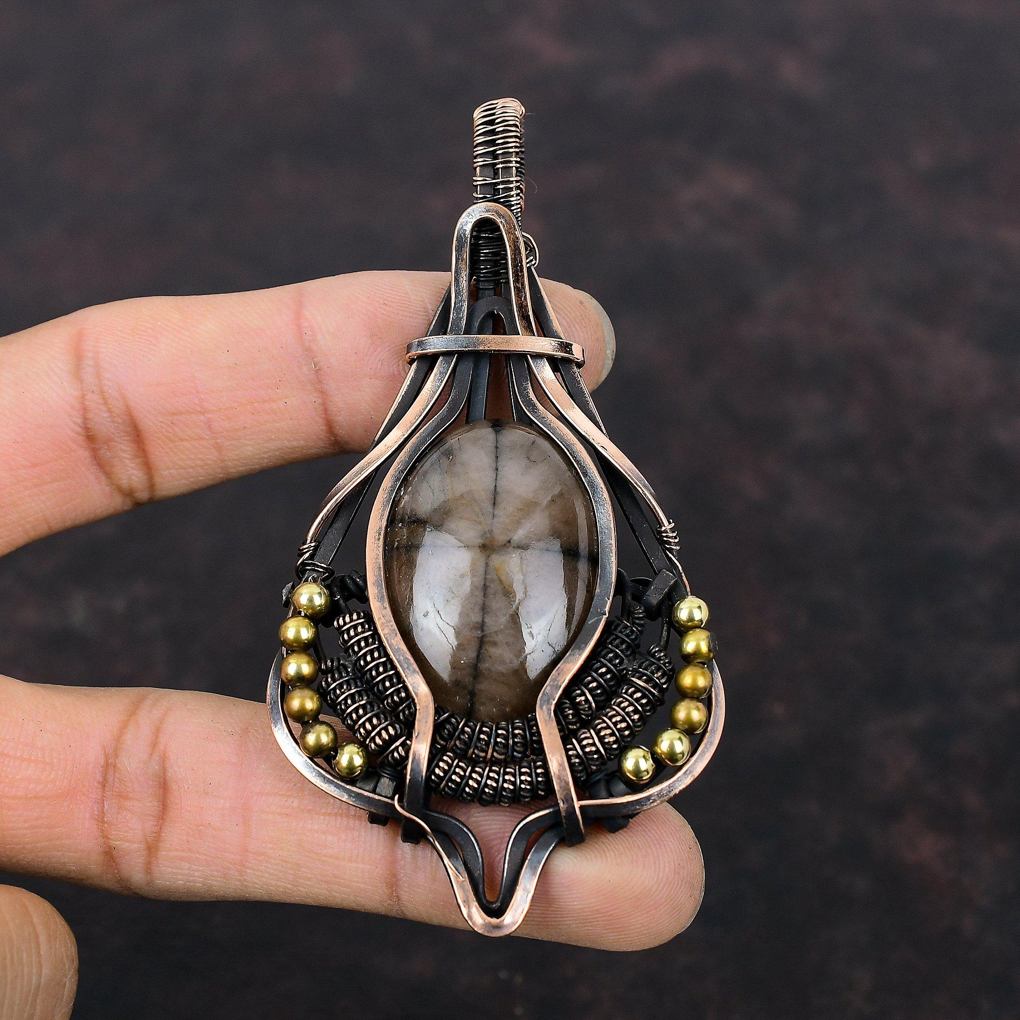 Zawieszka z Kamieniem Chiastolitowym Owinięta Miedzianym Drutem Ręcznie Robiona Biżuteria z Chiastolitu Prezent Dla Niej Biżuteria Owinięta Miedzianym Drutem Niesamowita Zawieszka