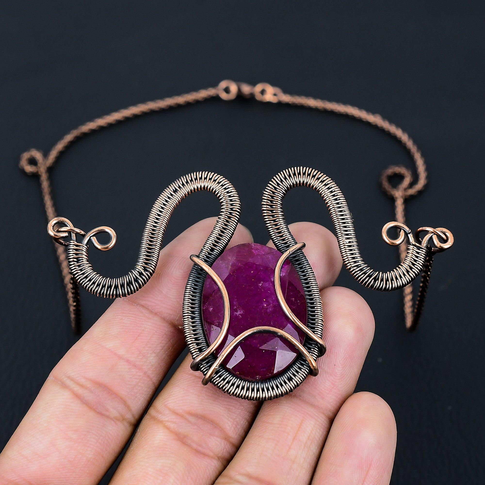 Bijoux de collier faits à la main enveloppés de fil de cuivre pur de pierres précieuses rubis créés en laboratoire