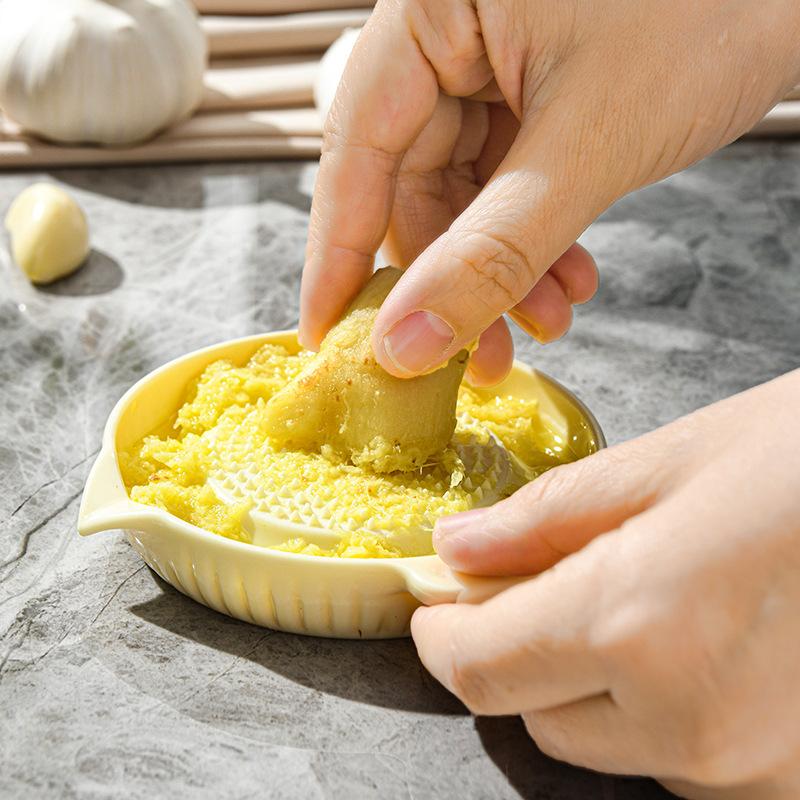 1pc Household Kitchen Manual Ingredient Ginger and Garlic Grinding Tool Fruit Puree Food Supplement Grinder Kitchen Ginger Juice Garlic Tool