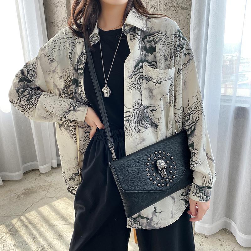 Gothic Stil Frauen Kupplung Tasche Vintage Niet Schädel Weibliche Unterarm Tasche Leder Schulter Umhängetaschen Geldbörse Dropship