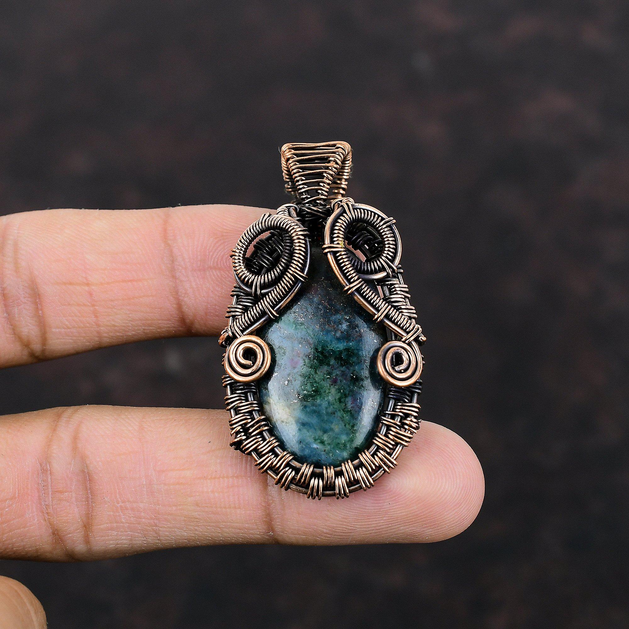 Pandantiv Rubin în Cianit Albastru Pandantiv Înfășurat în Sârmă de Cupru Bijuterii Handmade cu Pietre Prețioase Pandantiv Stil Unic Cadou Pentru Mamă Bijuterii din Sârmă de Cupru