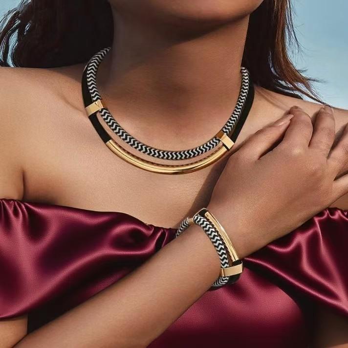 Klobige Halsketten für Damen, 14 Karat vergoldetes Ketten- und Armbandset Geschenk Schwarze und weiße Seile Statement-Halskette Schmuck Böhmischer Stil