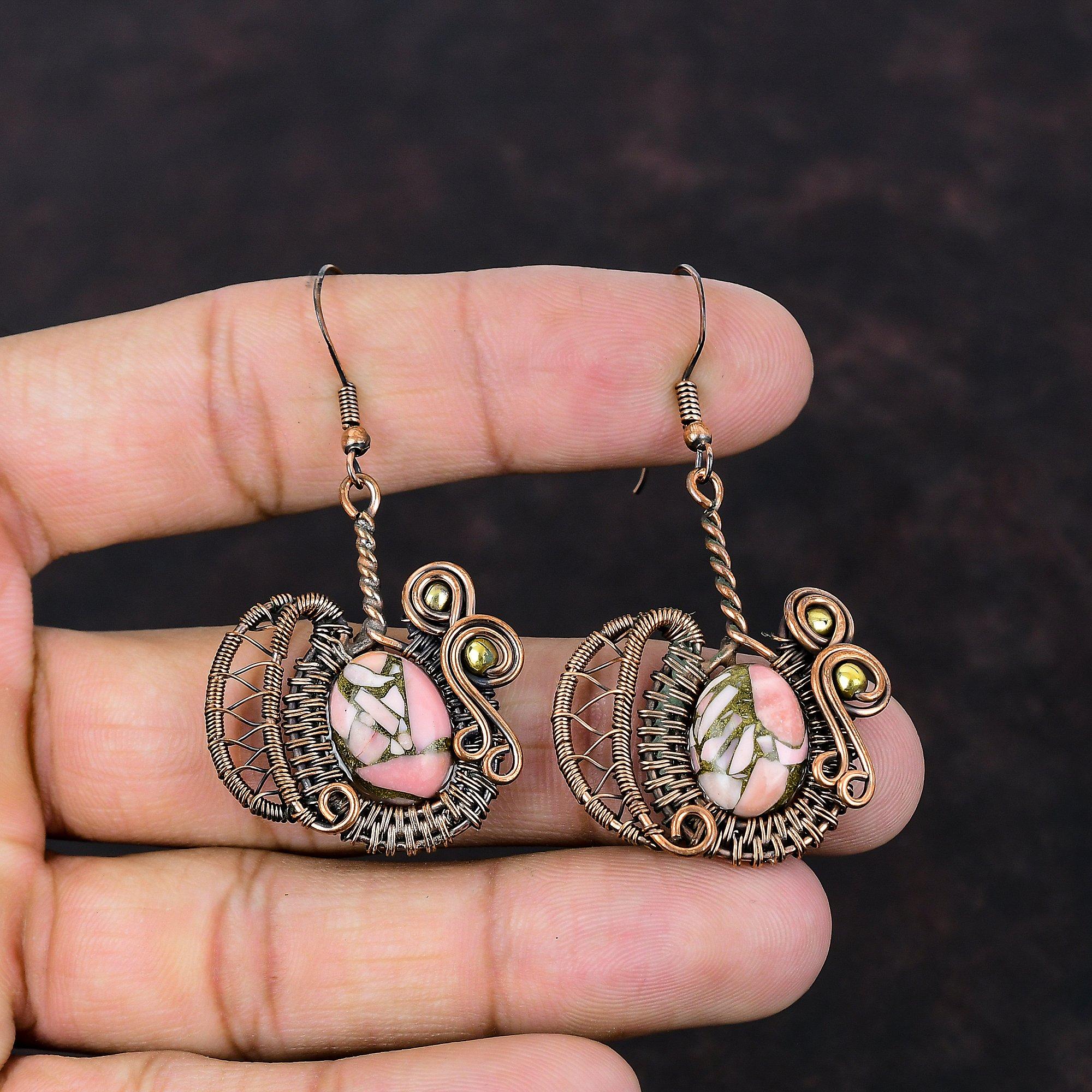 Boucles d'oreilles en cuivre et opale rose Boucles d'oreilles enveloppées de fil de cuivre Bijoux en opale rose faits à la main Boucles d'oreilles en pierres précieuses véritables Bijoux en cuivre uniques Cadeau pour maman