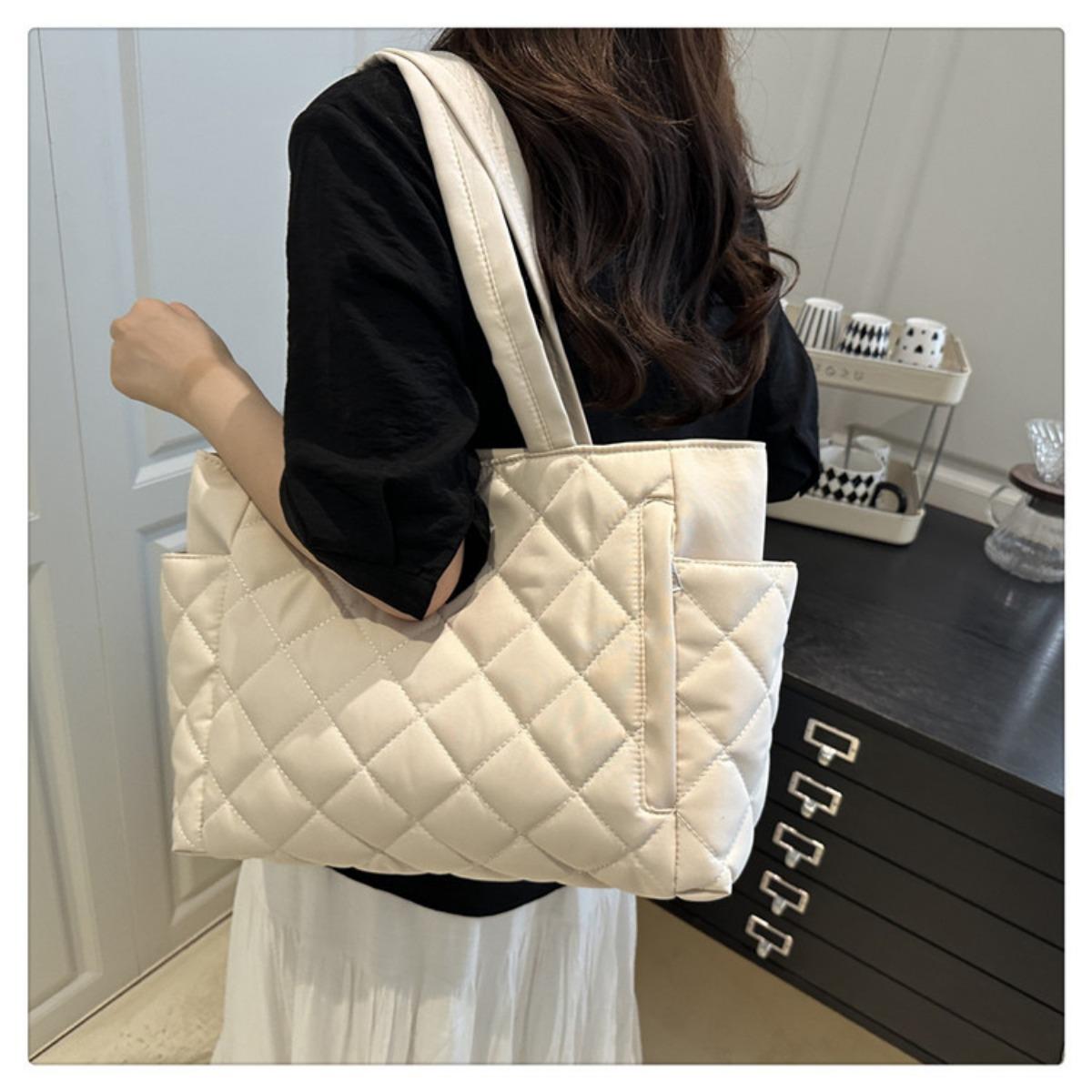 Large Capacity Checkered Handbag, Made of Durable and Wrinkle Resistant Quilted Material, with Multiple Pockets for Easy Storage