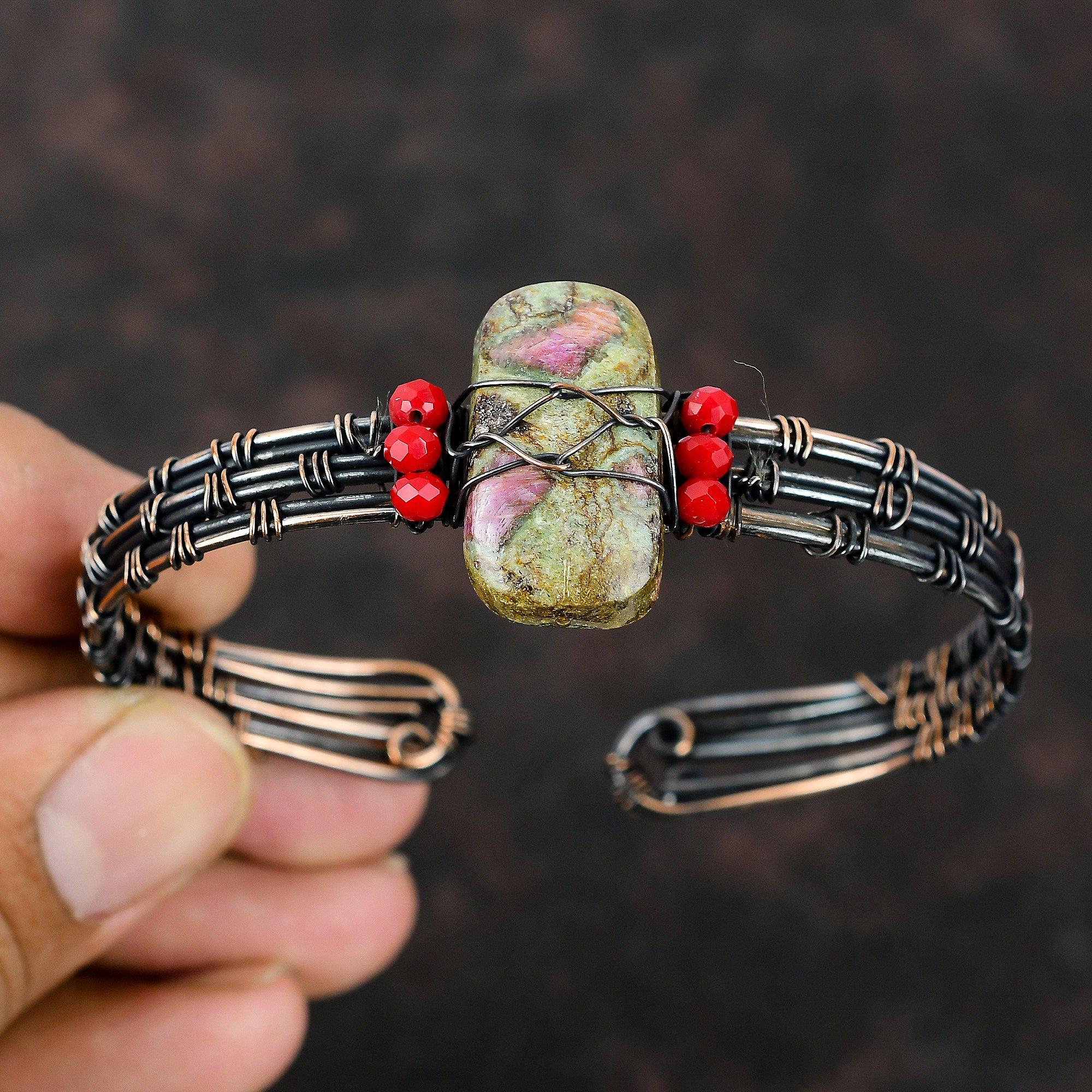 Rubin-Fuchsit Kupfer Armreif Rote Korallenperlen Armband Kupferdraht gewickelter Schmuck Verstellbare Manschette Handgefertigter Edelstein-Armreif Kupferdraht-Manschette