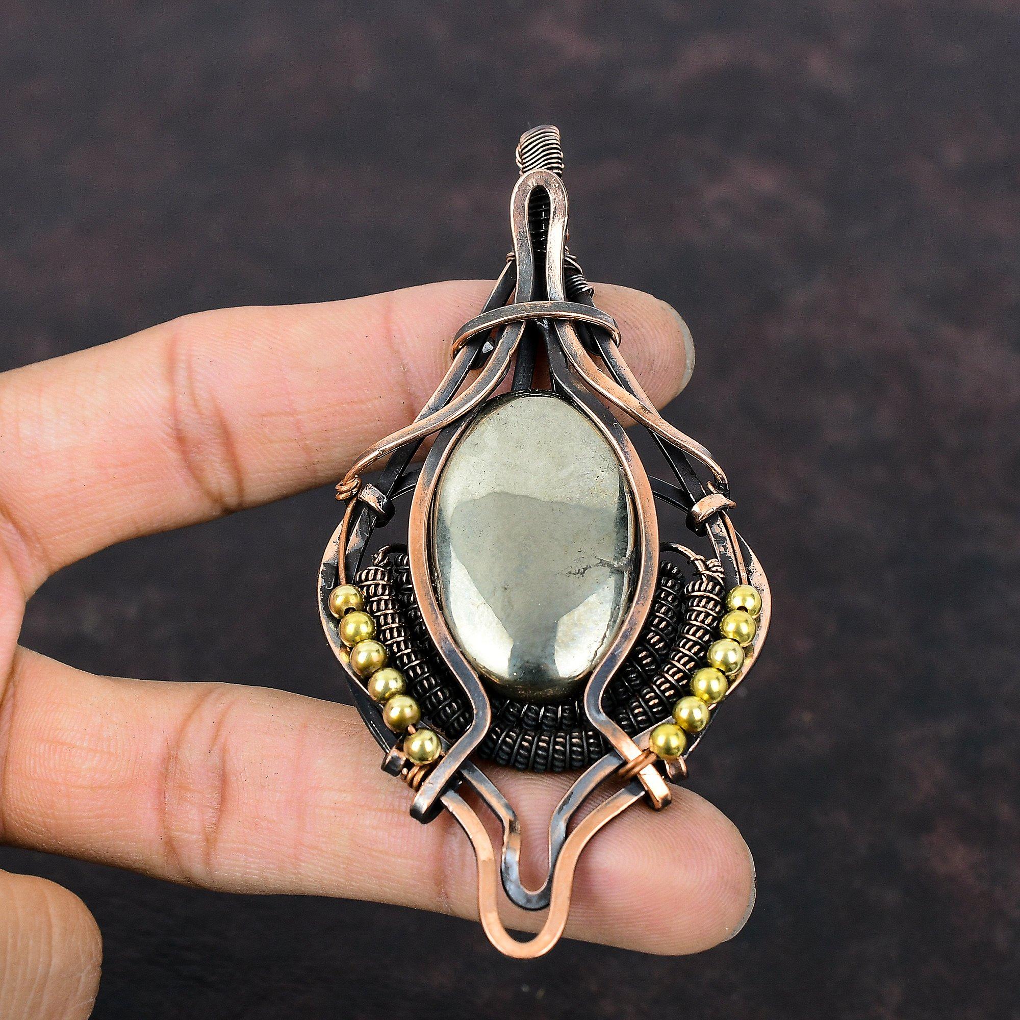 Pyrithänge Koppartrådlindat hänge Kopparsmycken Handgjort ädelstenshänge Gåva till henne Unikt stilhänge Trådlindade smycken