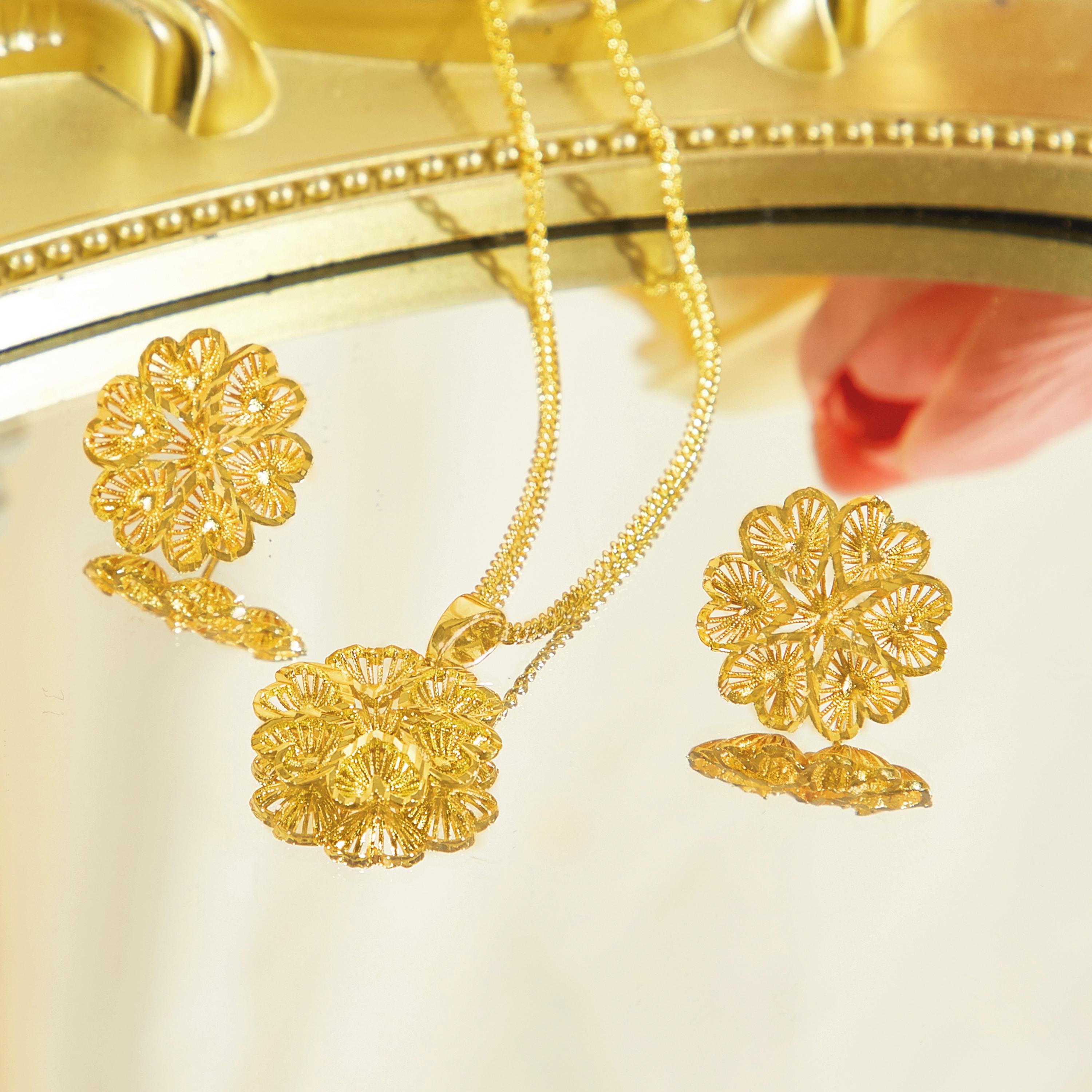 CMM 2PCS Retro Palace Jewelry Set Golden Leaf Shape Brushed Craft Clavicle Chain Pendant Necklace Earrings Women's Party Jewellery Accessories