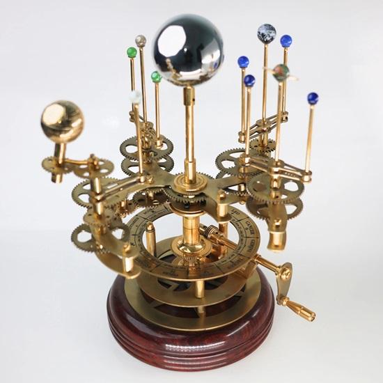 45,72 cm großes Luxus-Kunstwerk für Bücherregale, Orrery aus Messing und Stahl, ein funktionales Modell des Sonnensystems mit Planeten