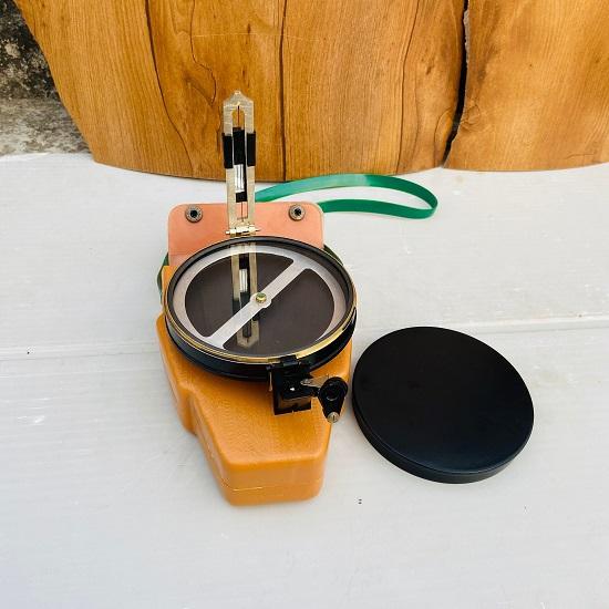 Starožitný Vintage hranolový kompas z hliníku, mosazné tělo s nastavitelnou výškou stativu Jedinečné fungování