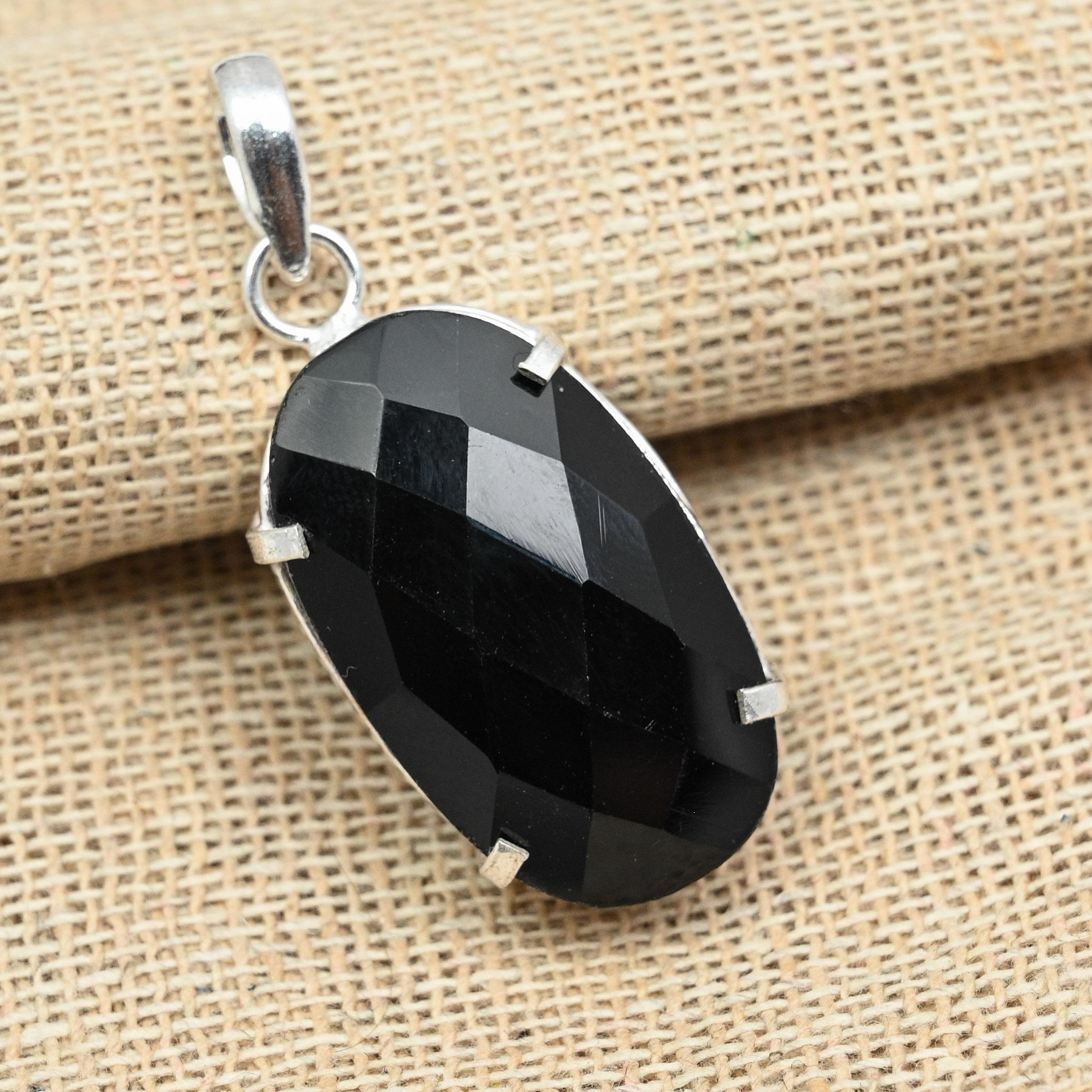 Pandantiv de damă bijuterii lucrate manual cu piatră prețioasă onix negru fațetat din argint 925