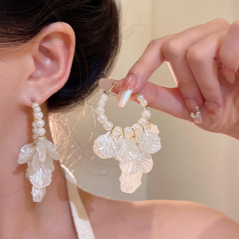French Retro Style Fashion Advanced Feeling Imitation Pearl Shell Pendant Flower Earrings For Women
