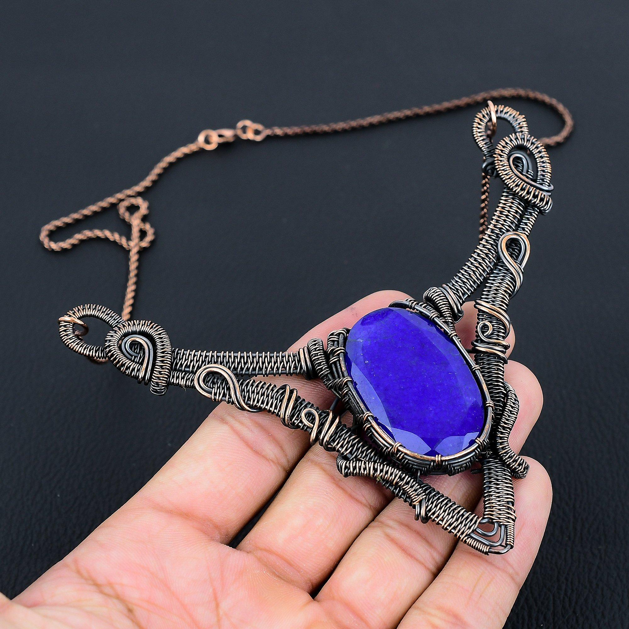 Colar de joias artesanais embrulhado em fio de cobre puro com pedra preciosa de safira azul criado em laboratório