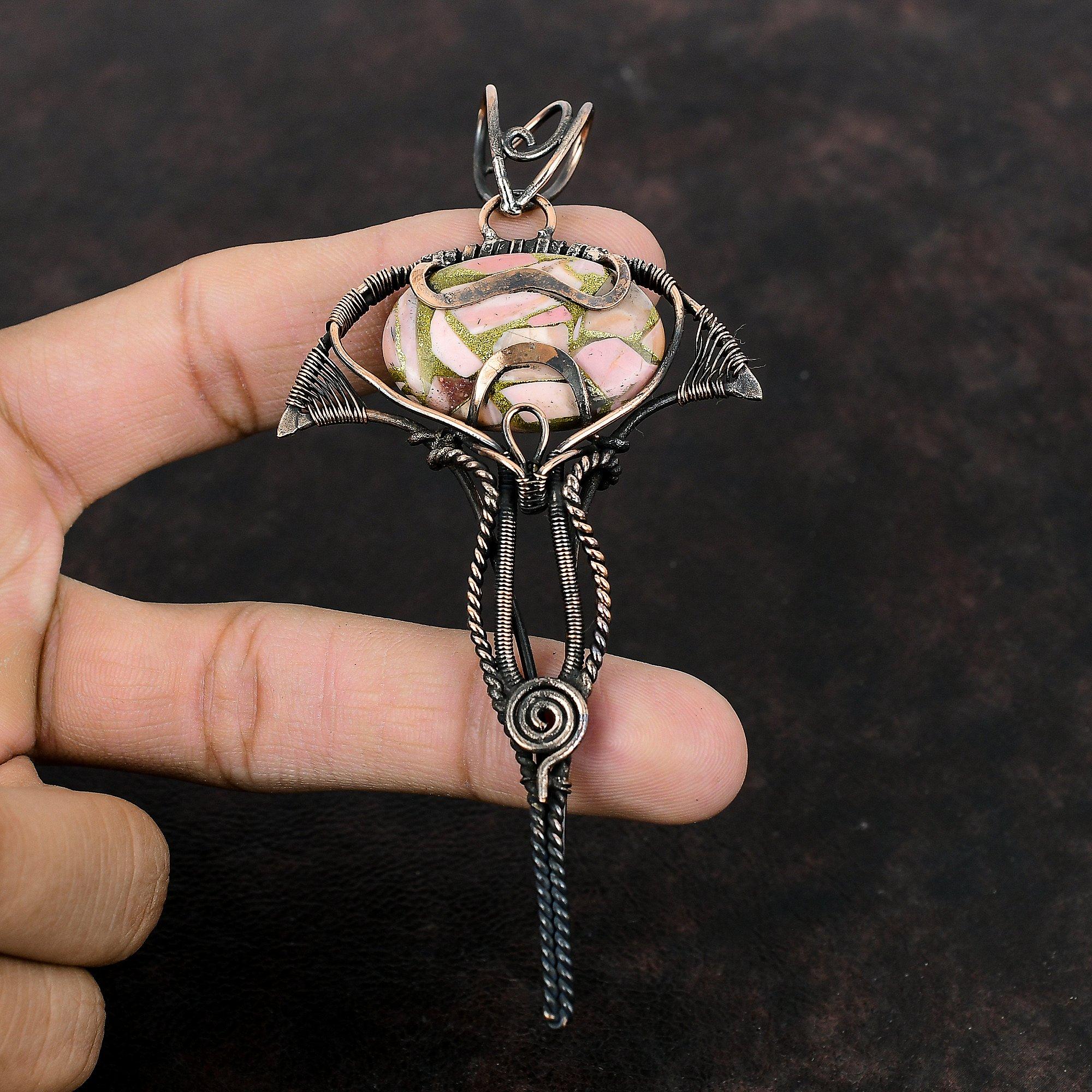 Miedziany wisiorek z różowym opalem, owinięty miedzianym drutem, biżuteria z różowym opalem, wisiorek z kamieniem szlachetnym dla kobiet, ręcznie robiona biżuteria z miedzianego drutu, prezent dla niego