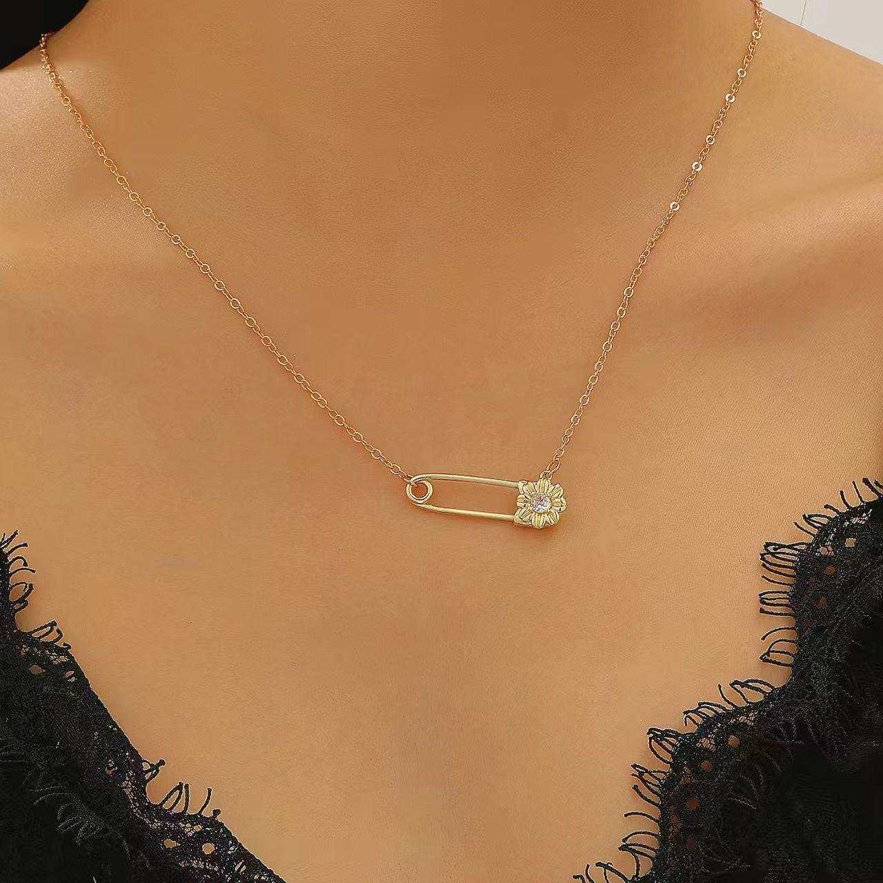 Enkelhet Premium Känsla Pappersklämma Afrikansk Krysantemum Formad Halsbandshänge För Kvinnor