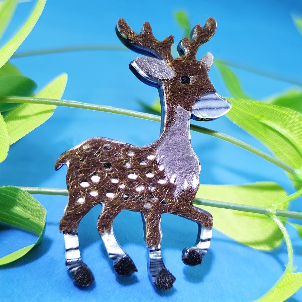 Blucome Christmas Anime Brooches Cute Cartoon Sika Deer Men's Brooch for Christmas New Year Gift
