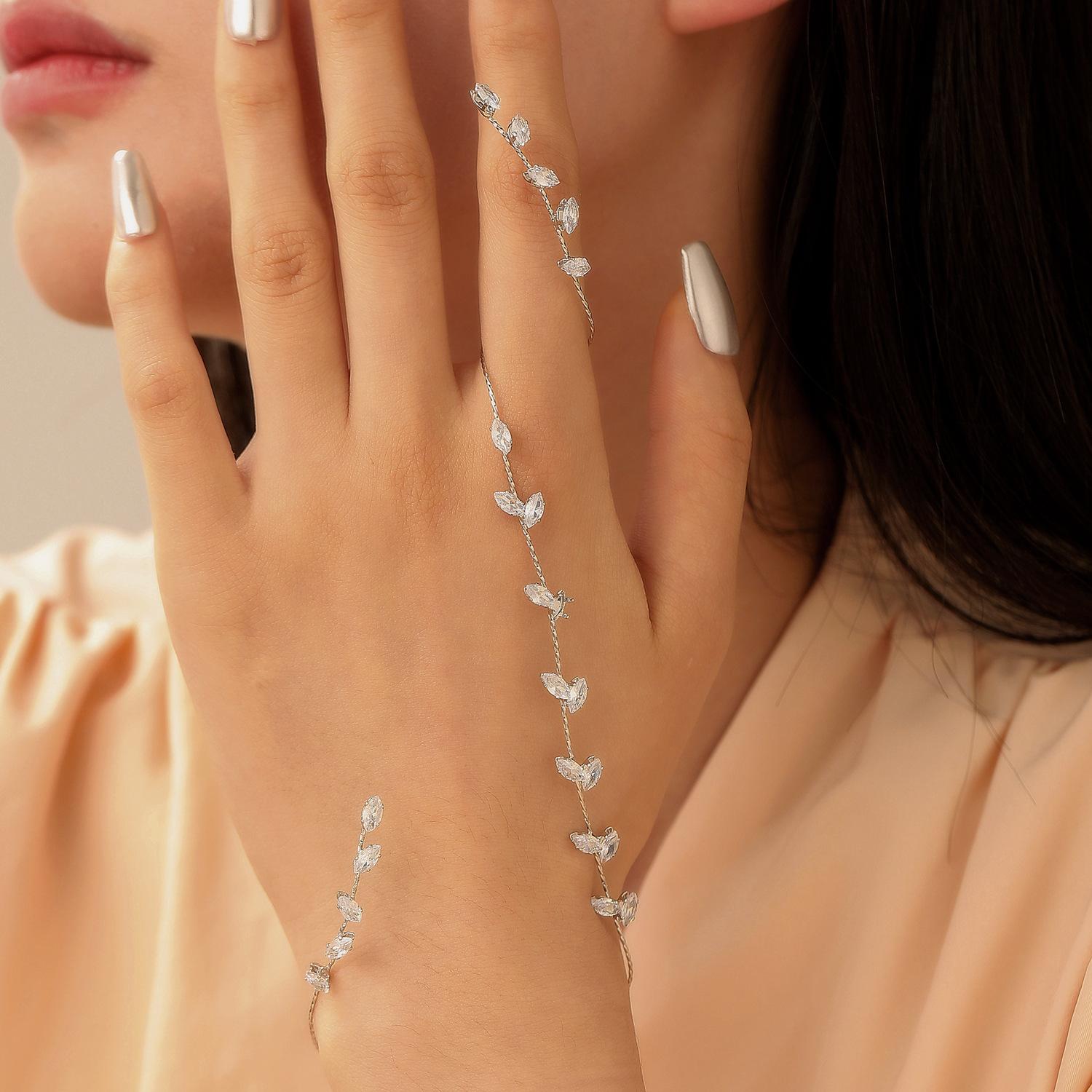 Fashion Minimalist Versatile Imitation Zircon Leaf Finger Chain Bracelet Street Photography Jewelry